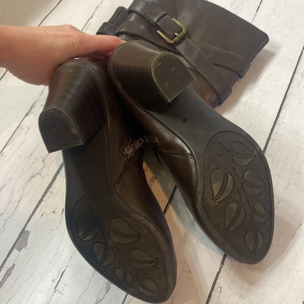 Brown Heel Boots - Picture 5 of 7